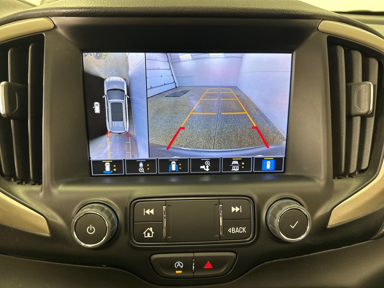 2024 GMC Terrain Denali DENALI/AWD/PANOROOF/LEATHER/NAVI/OFF 1 OWNER GM LEASE! Photo