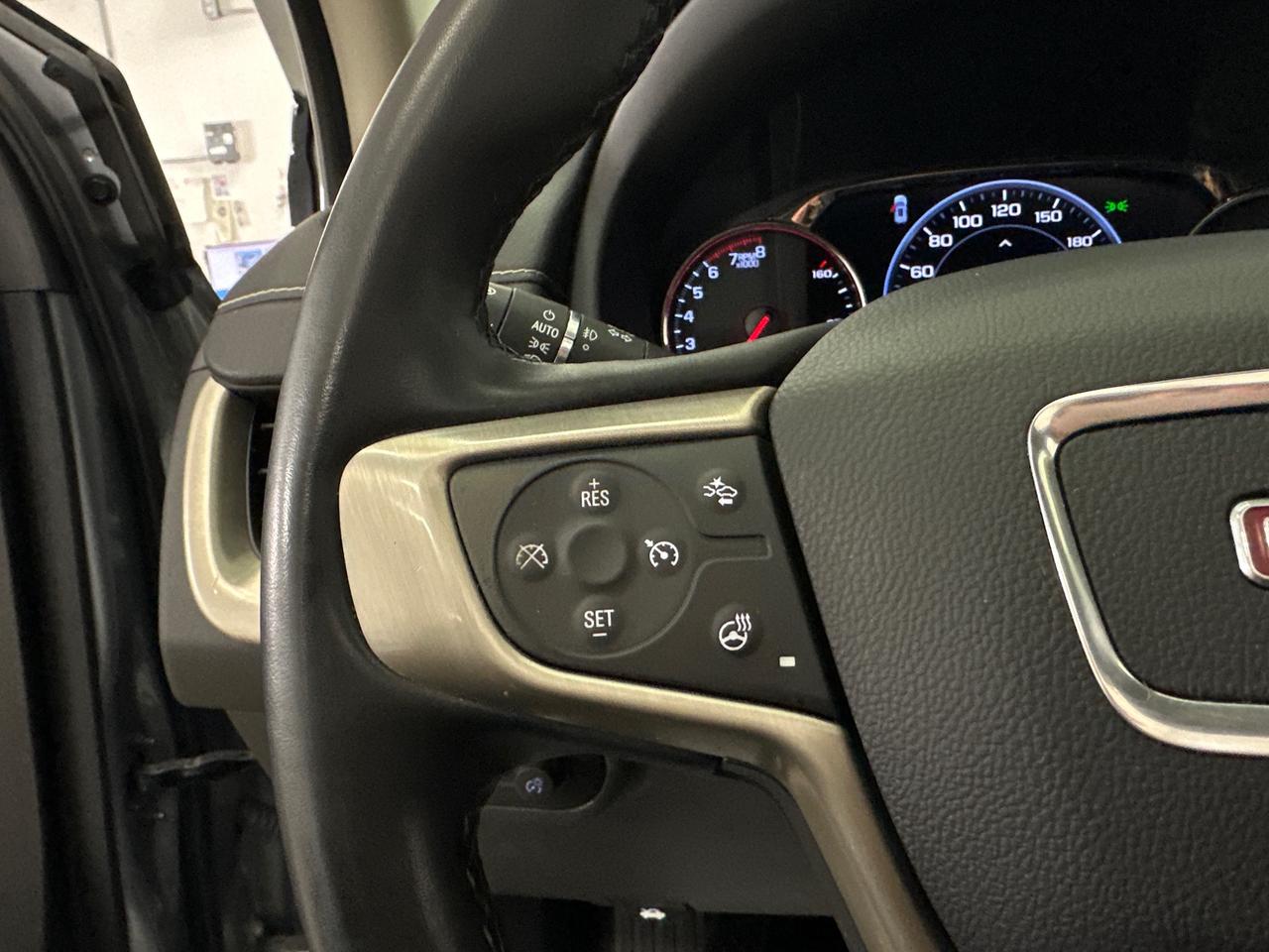2024 GMC Terrain Denali DENALI/AWD/PANOROOF/LEATHER/NAVI/OFF 1 OWNER GM LEASE! Photo