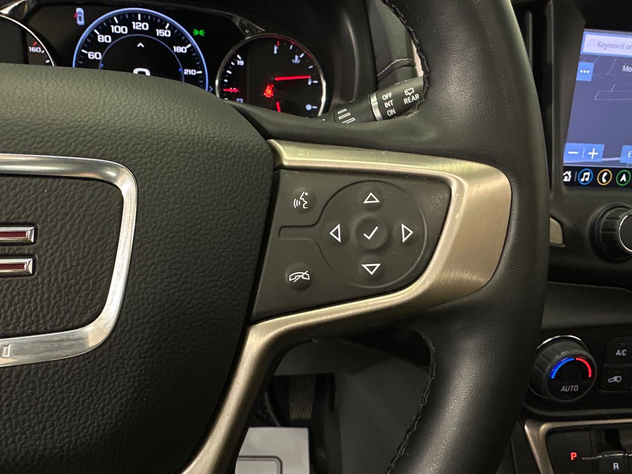 2024 GMC Terrain Denali DENALI/AWD/PANOROOF/LEATHER/NAVI/OFF 1 OWNER GM LEASE! Photo