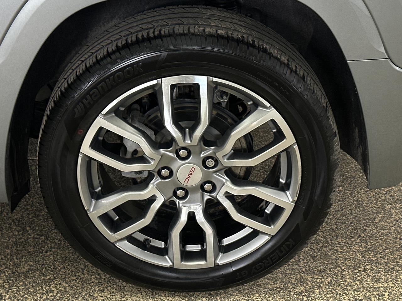 2024 GMC Terrain Denali DENALI/AWD/PANOROOF/LEATHER/NAVI/OFF 1 OWNER GM LEASE! Photo
