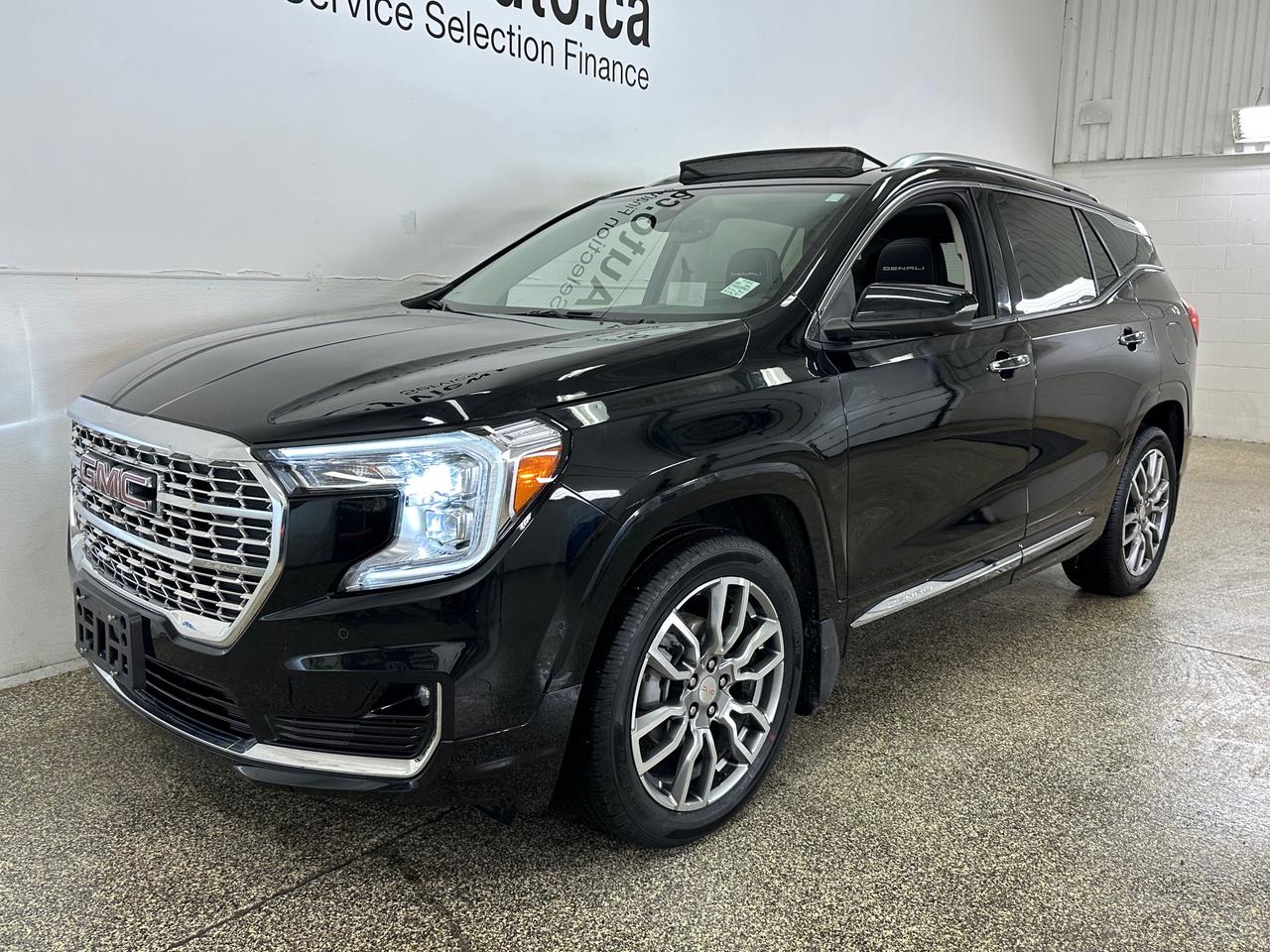 2024 GMC Terrain Denali DENALI/AWD/PANOROOF/LEATHER/NAVI/33KM/OFF 1 OWNER LEASE! Photo