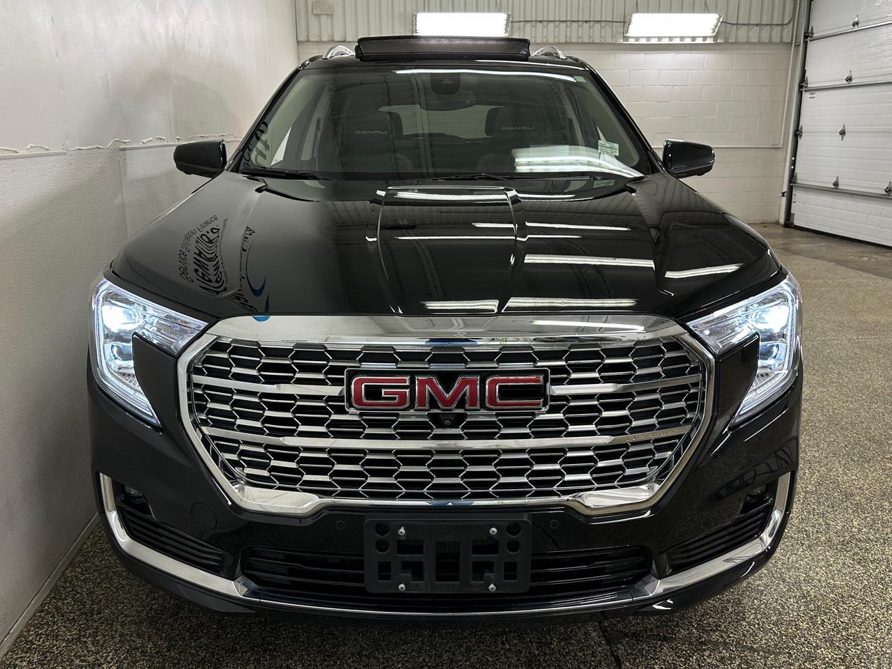 2024 GMC Terrain Denali DENALI/AWD/PANOROOF/LEATHER/NAVI/33KM/OFF 1 OWNER LEASE! Photo