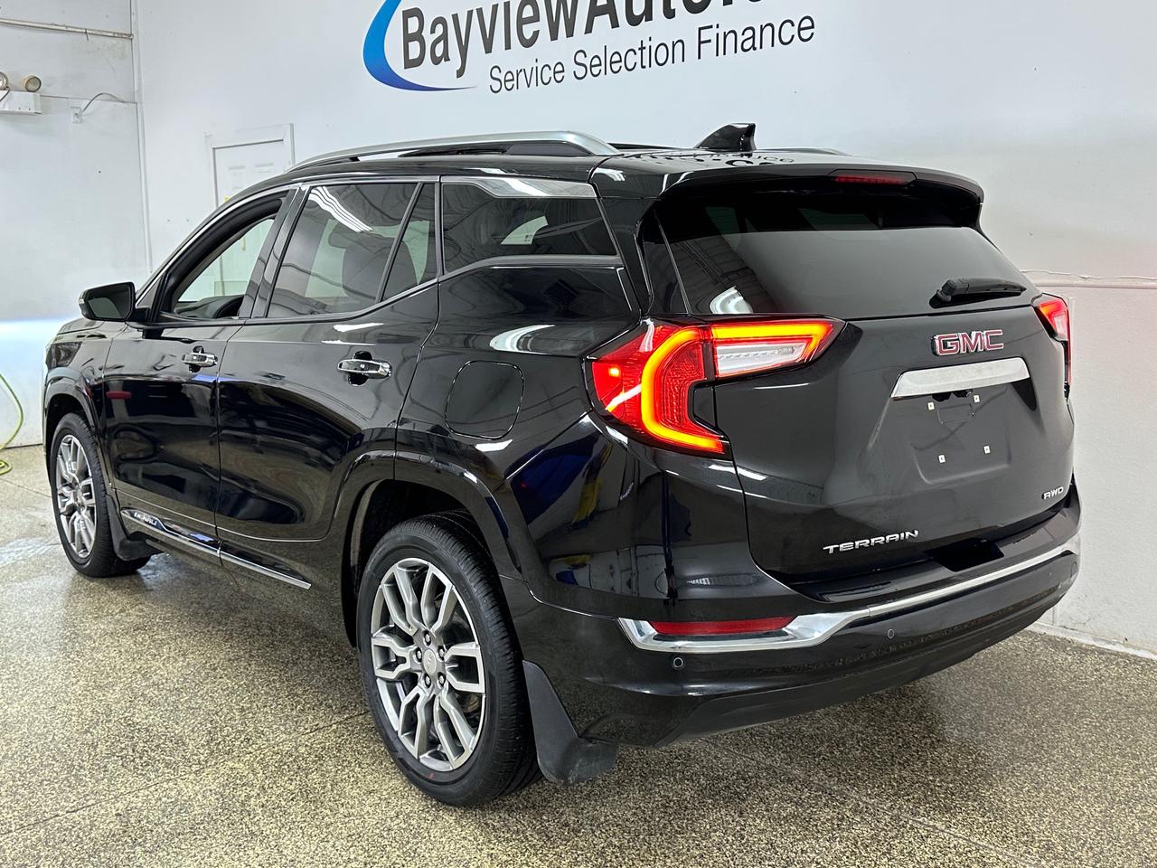 2024 GMC Terrain Denali DENALI/AWD/PANOROOF/LEATHER/NAVI/33KM/OFF 1 OWNER LEASE! Photo4