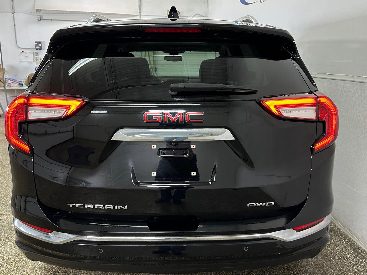 2024 GMC Terrain Denali DENALI/AWD/PANOROOF/LEATHER/NAVI/33KM/OFF 1 OWNER LEASE! Photo