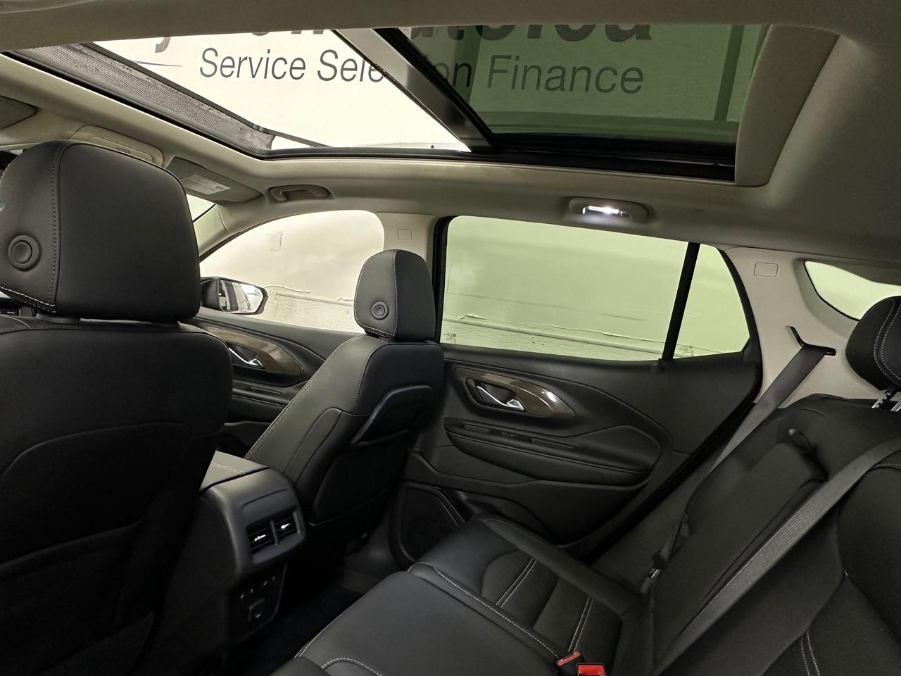 2024 GMC Terrain Denali DENALI/AWD/PANOROOF/LEATHER/NAVI/33KM/OFF 1 OWNER LEASE! Photo