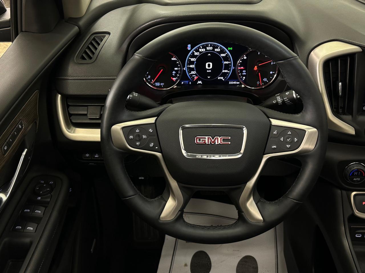 2024 GMC Terrain Denali DENALI/AWD/PANOROOF/LEATHER/NAVI/33KM/OFF 1 OWNER LEASE! Photo