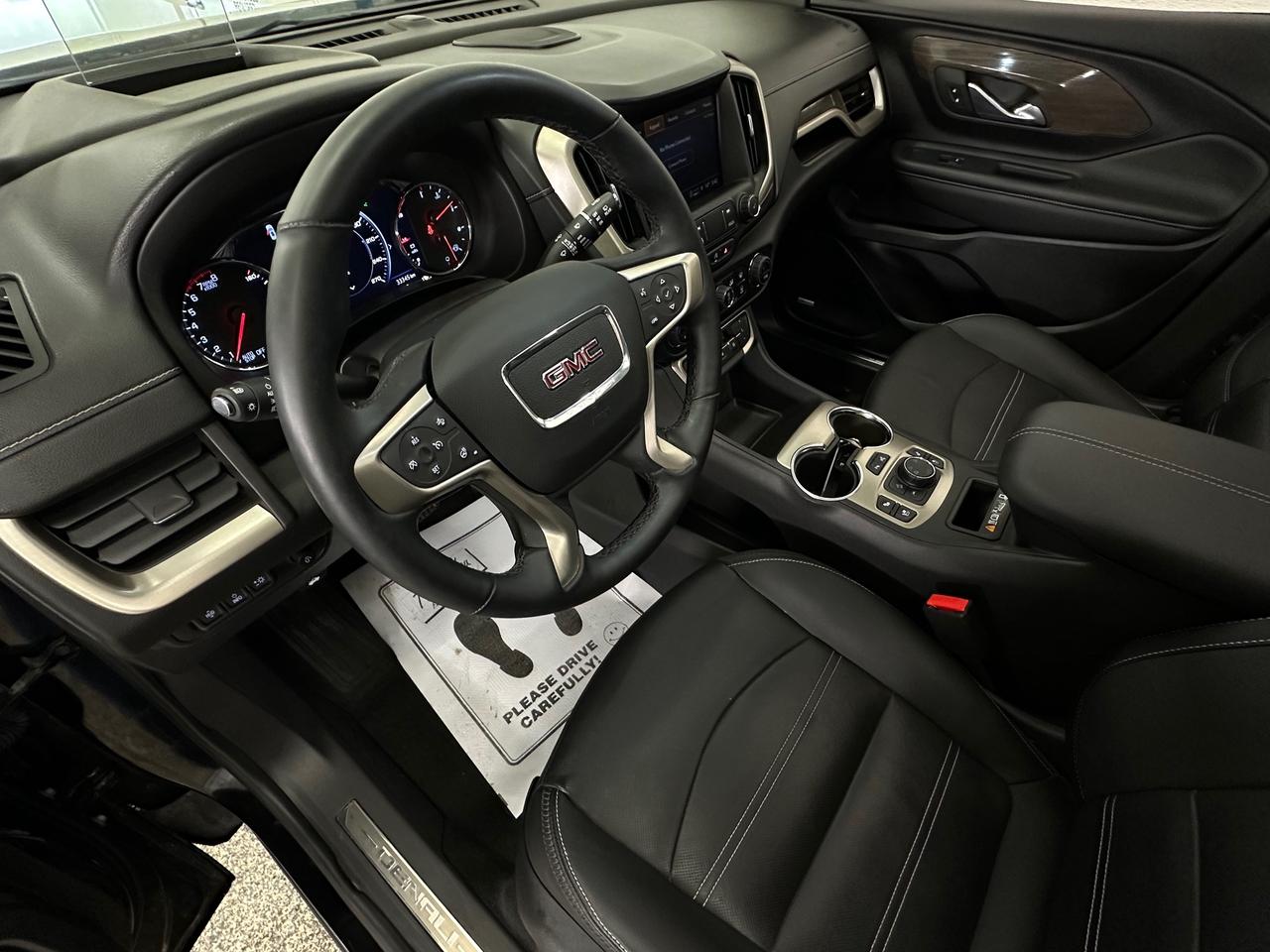 2024 GMC Terrain Denali DENALI/AWD/PANOROOF/LEATHER/NAVI/33KM/OFF 1 OWNER LEASE! Photo