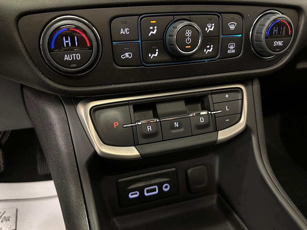 2024 GMC Terrain Denali DENALI/AWD/PANOROOF/LEATHER/NAVI/33KM/OFF 1 OWNER LEASE! Photo