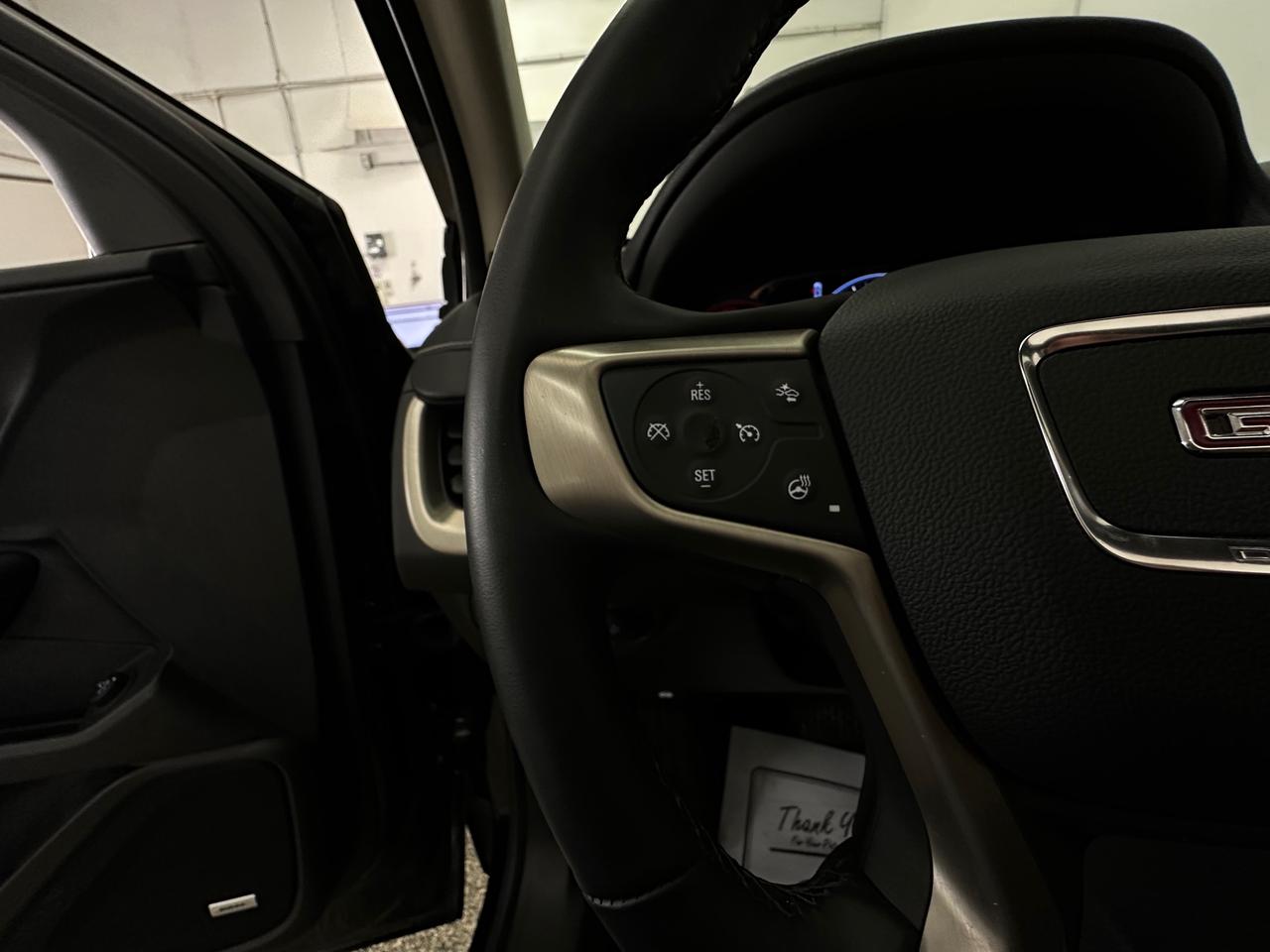 2024 GMC Terrain Denali DENALI/AWD/PANOROOF/LEATHER/NAVI/33KM/OFF 1 OWNER LEASE! Photo