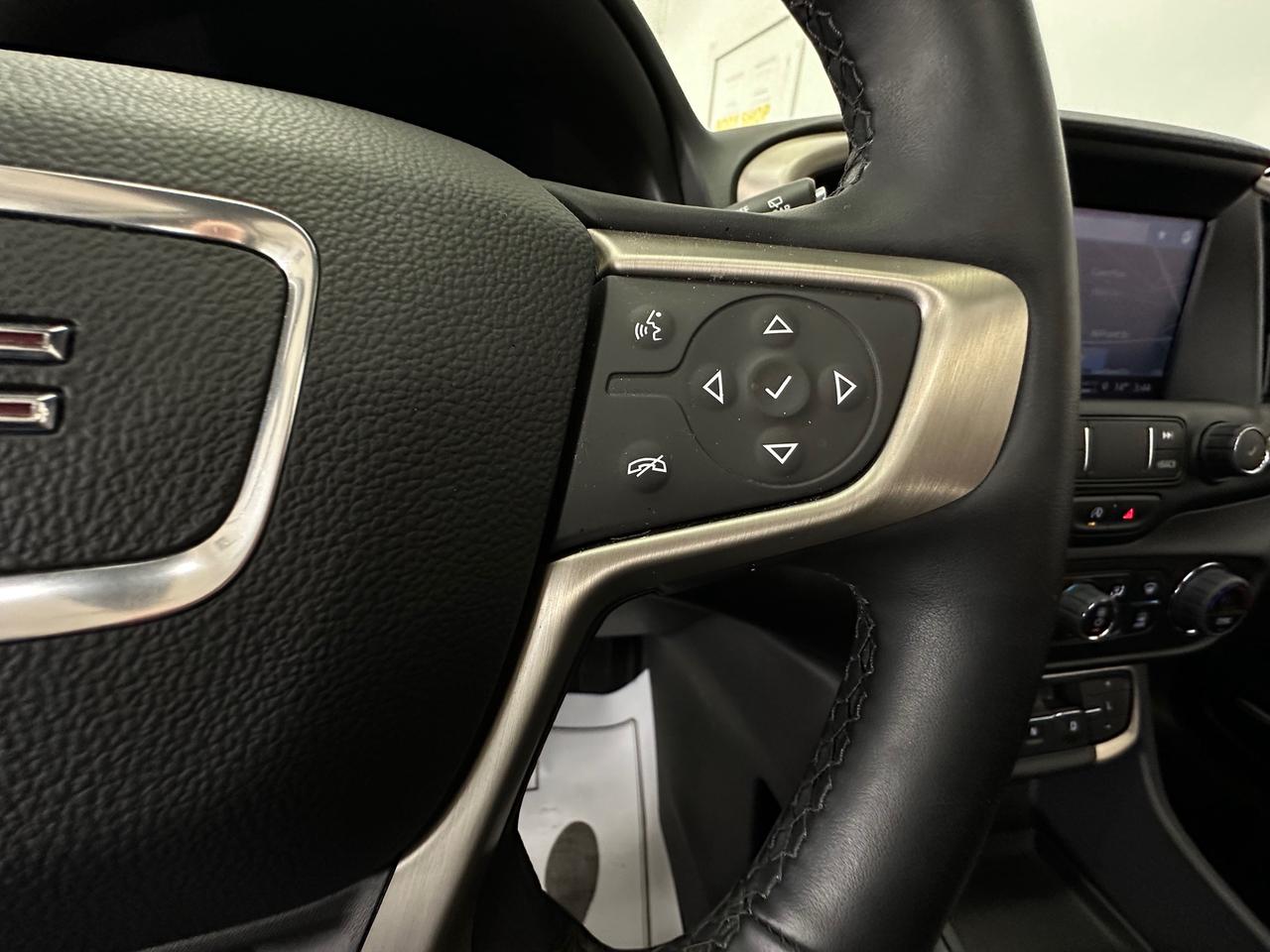 2024 GMC Terrain Denali DENALI/AWD/PANOROOF/LEATHER/NAVI/33KM/OFF 1 OWNER LEASE! Photo