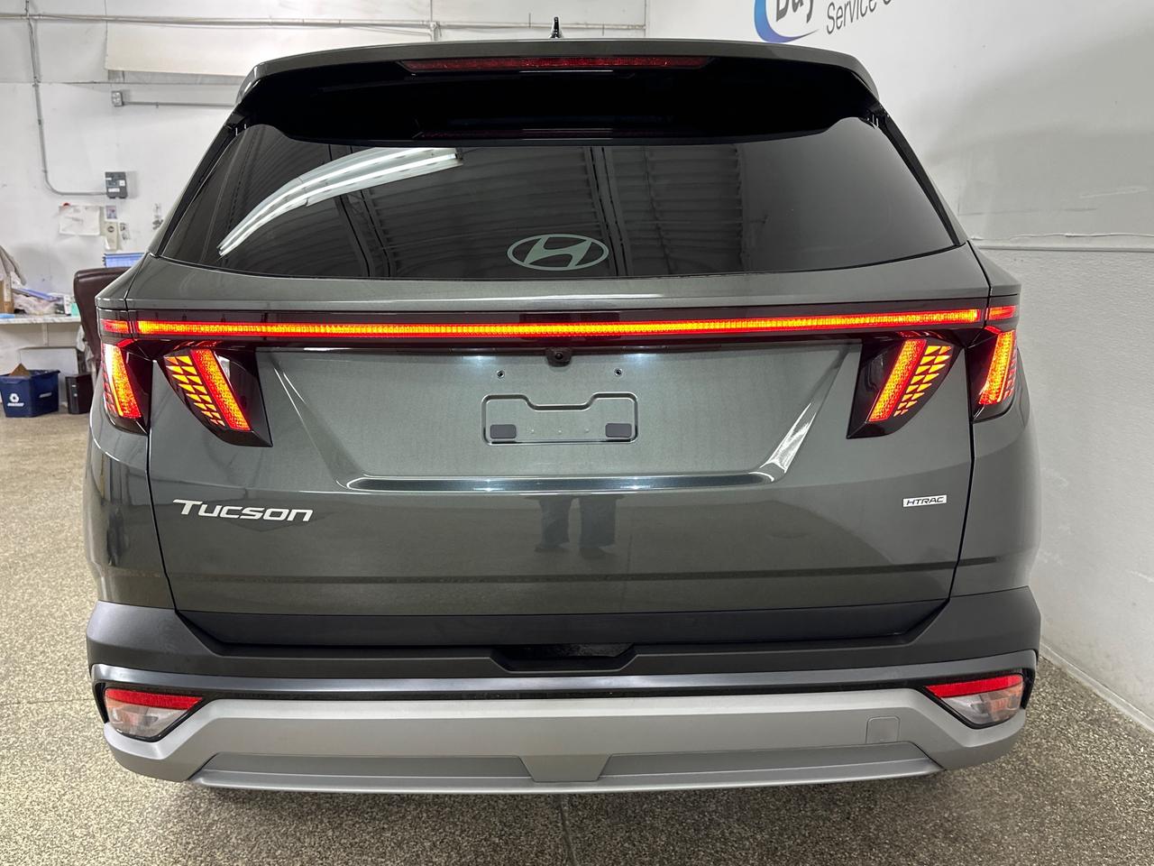 2026 Hyundai Tucson Preferred w/Trend Package PREFERRED/TREND PKG/AWD/LEATHER/PANOROOF/6800KM/1 OWNER! Photo