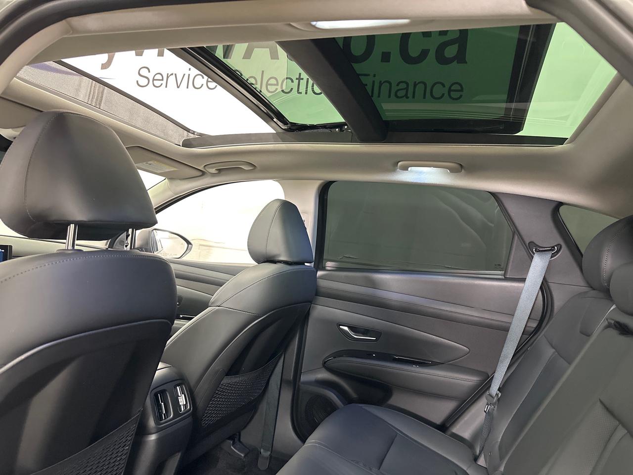 2026 Hyundai Tucson Preferred w/Trend Package PREFERRED/TREND PKG/AWD/LEATHER/PANOROOF/6800KM/1 OWNER! Photo