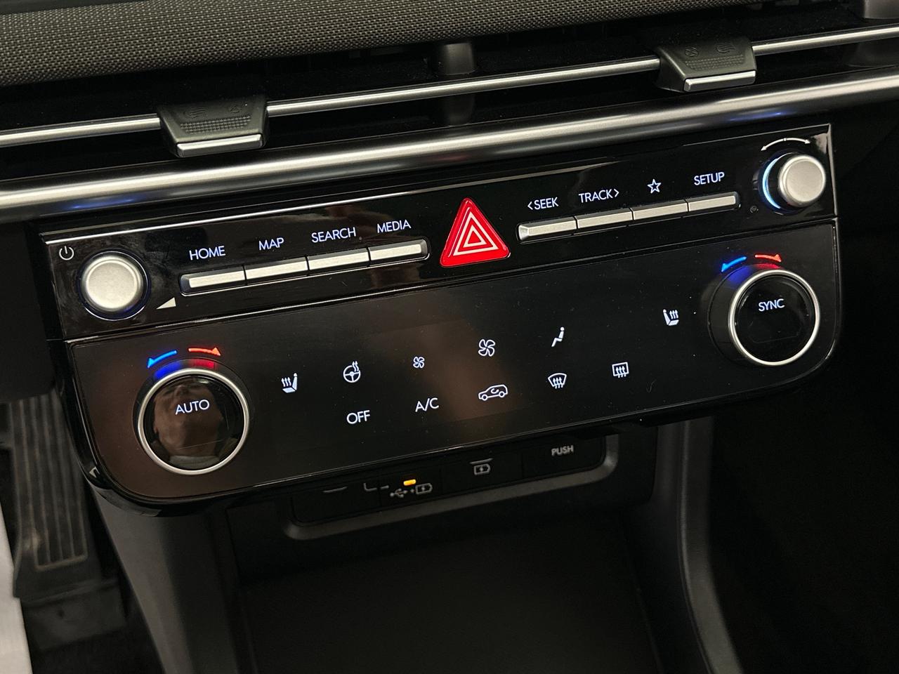 2026 Hyundai Tucson Preferred w/Trend Package PREFERRED/TREND PKG/AWD/LEATHER/PANOROOF/6800KM/1 OWNER! Photo