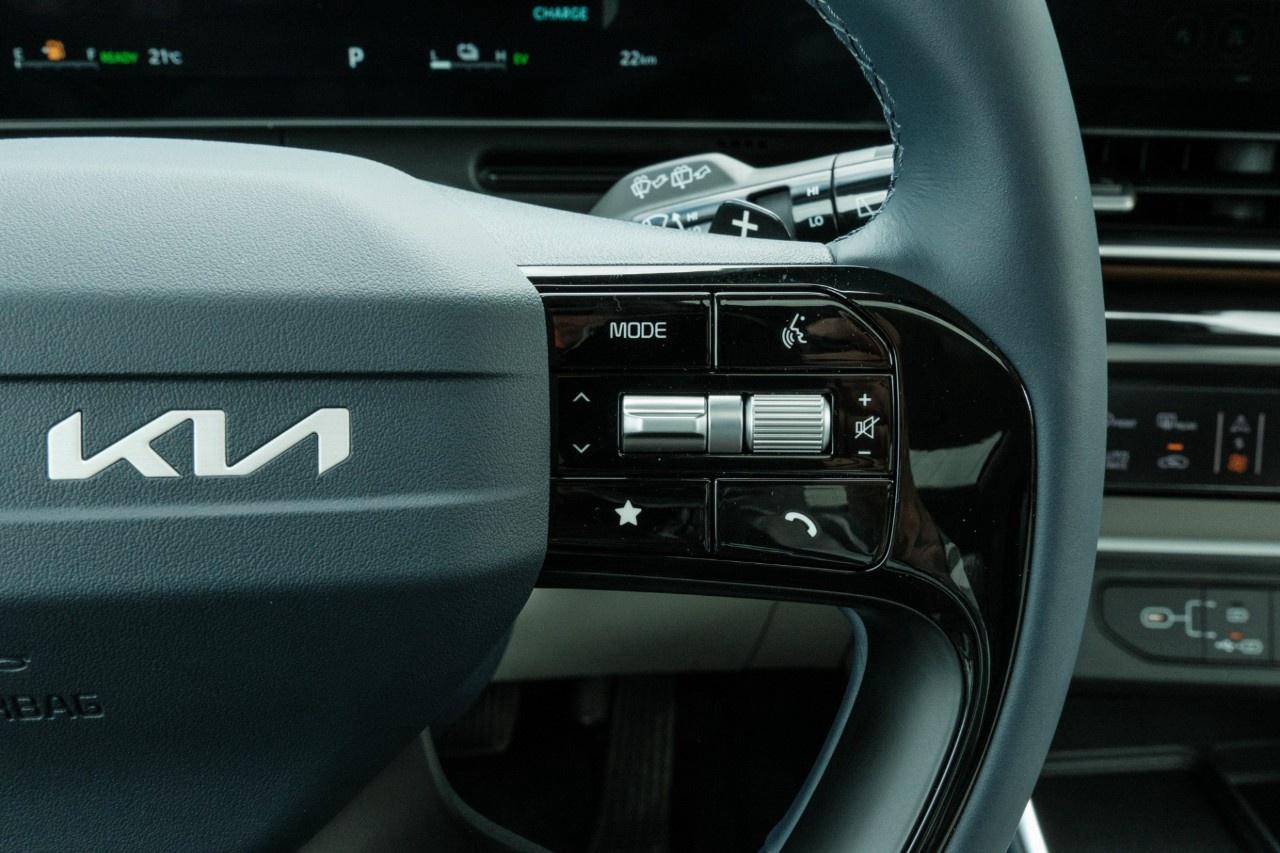 2027 Kia Carnival Hybrid SX  FWD Photo