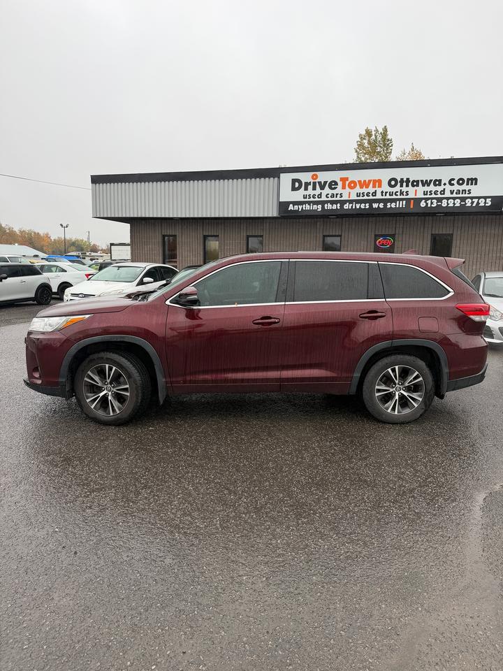 2017 Toyota Highlander LE Photo1