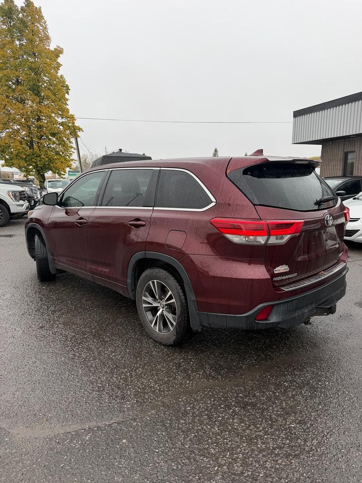 2017 Toyota Highlander LE Photo2