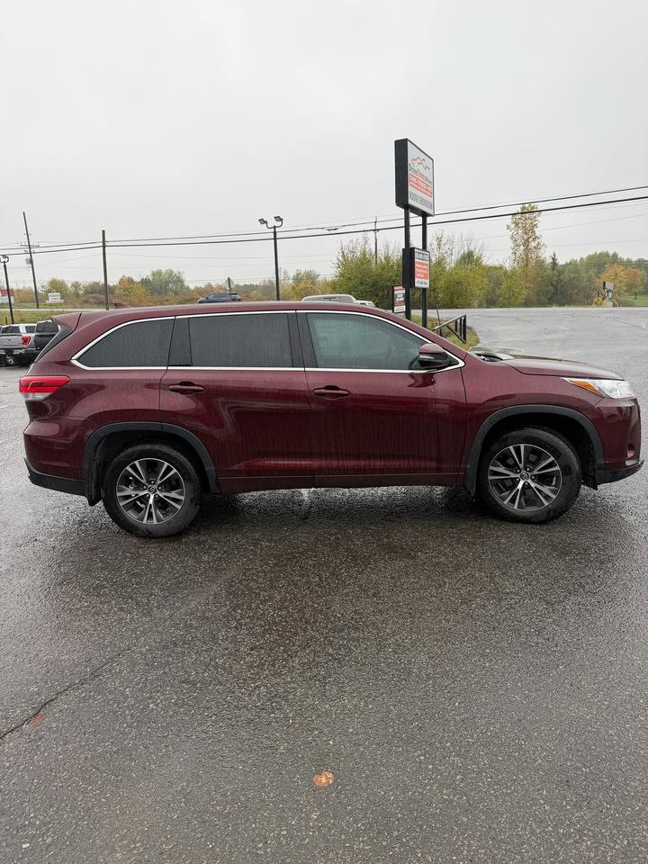2017 Toyota Highlander LE Photo