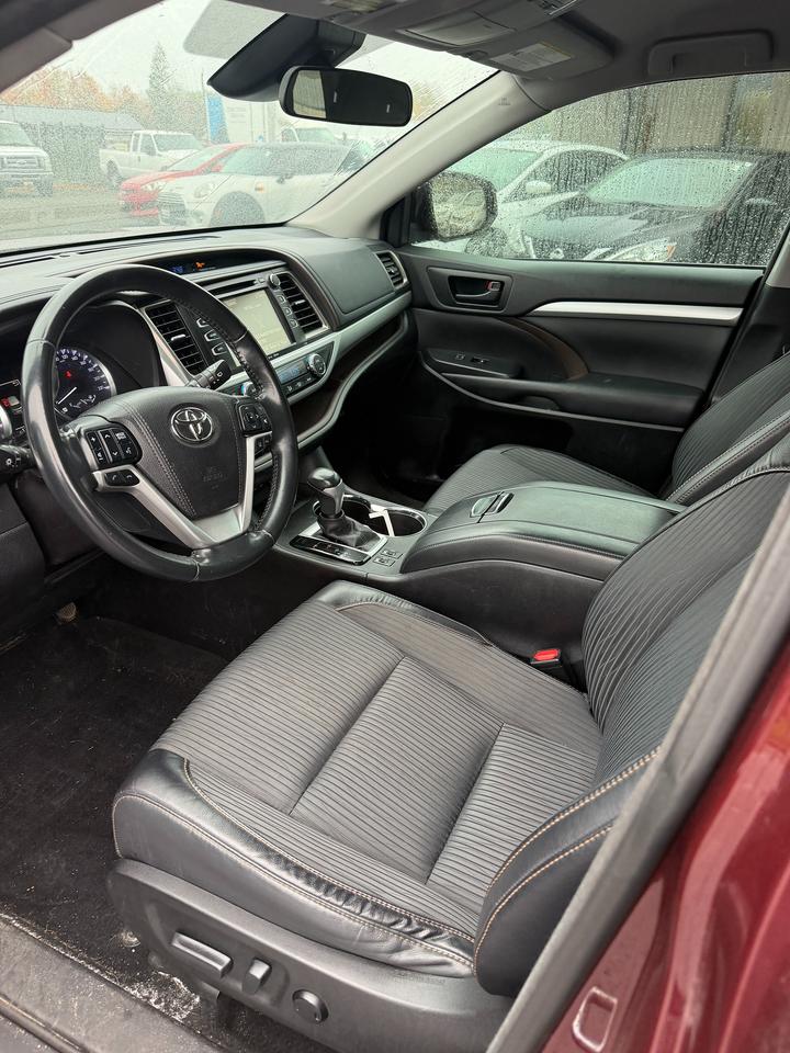 2017 Toyota Highlander LE Photo