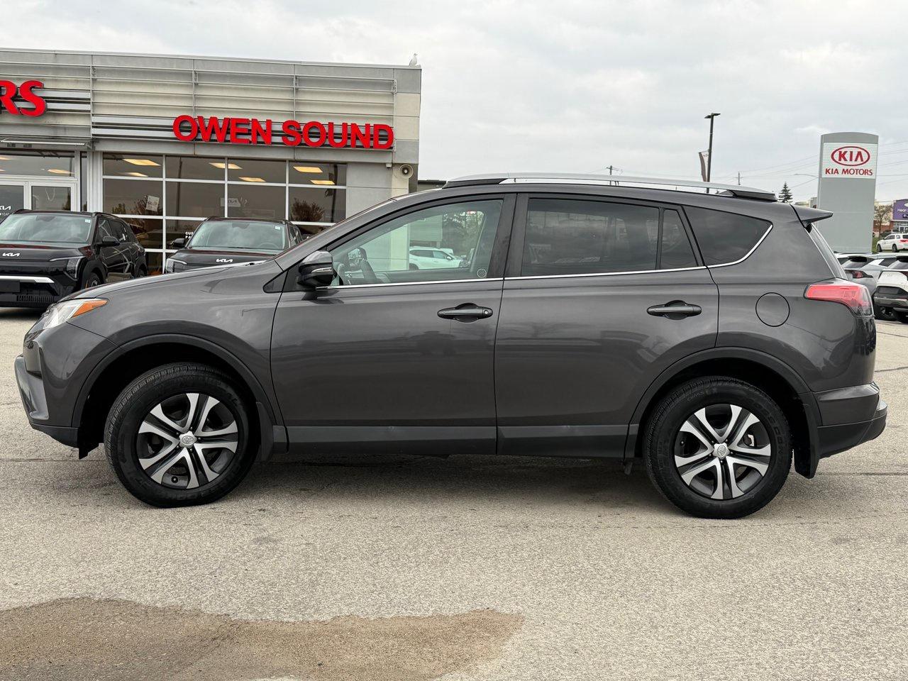 2017 Toyota RAV4 LE Photo5