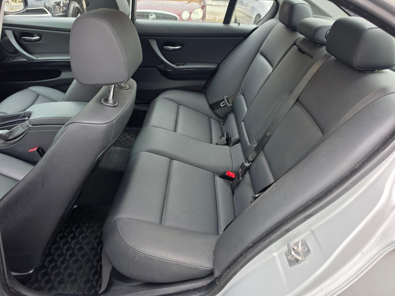 2010 BMW 3 Series 4dr Sdn 328i xDrive AWD Photo