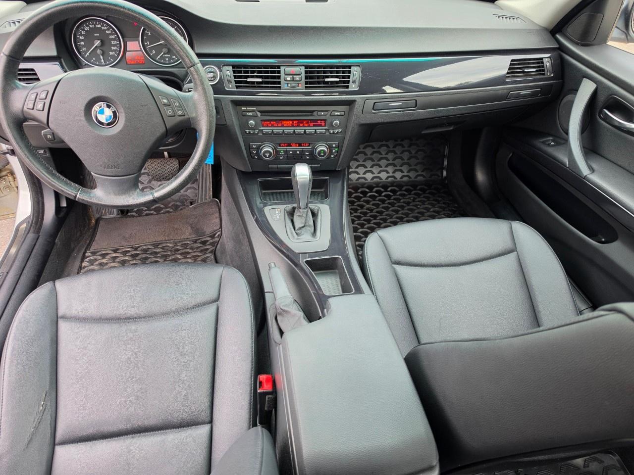 2010 BMW 3 Series 4dr Sdn 328i xDrive AWD Photo