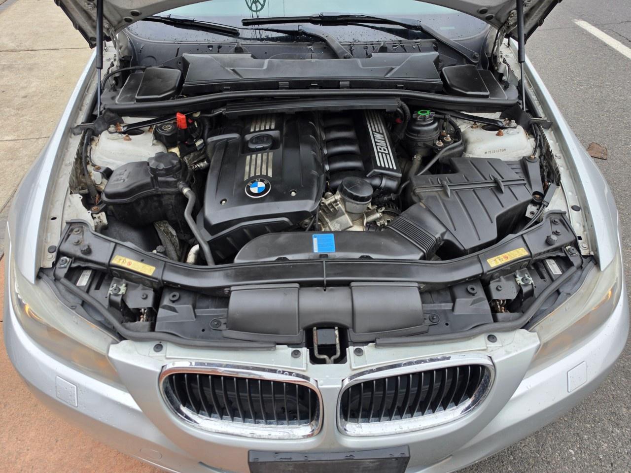 2010 BMW 3 Series 4dr Sdn 328i xDrive AWD Photo