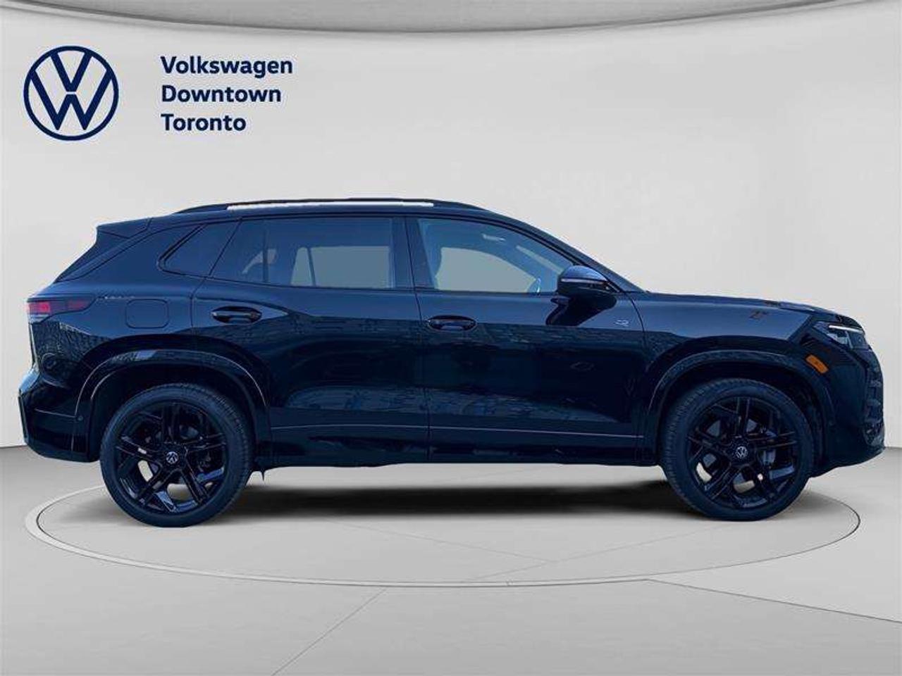2026 Volkswagen Tiguan Comfortline R-Line Black Edition 4MOTION Photo
