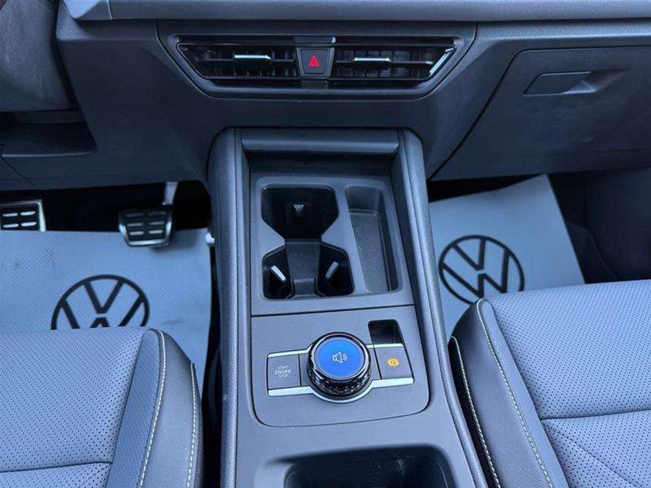 2026 Volkswagen Tiguan Comfortline R-Line Black Edition 4MOTION Photo