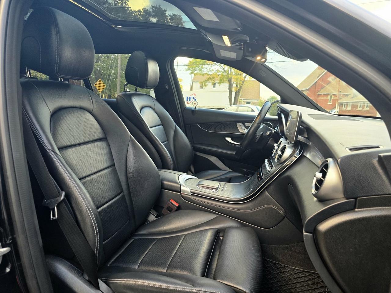 2020 Mercedes-Benz GLC GLC 300 4MATIC | Clean Carfax! Photo