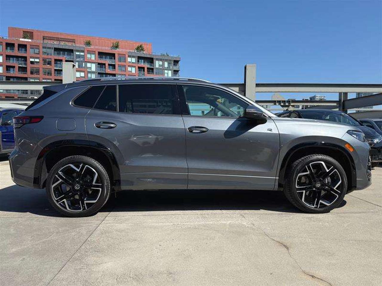 2026 Volkswagen Tiguan Highline Turbo R-Line 4MOTION Photo
