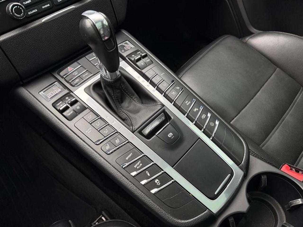 2018 Porsche Macan Turbo Photo