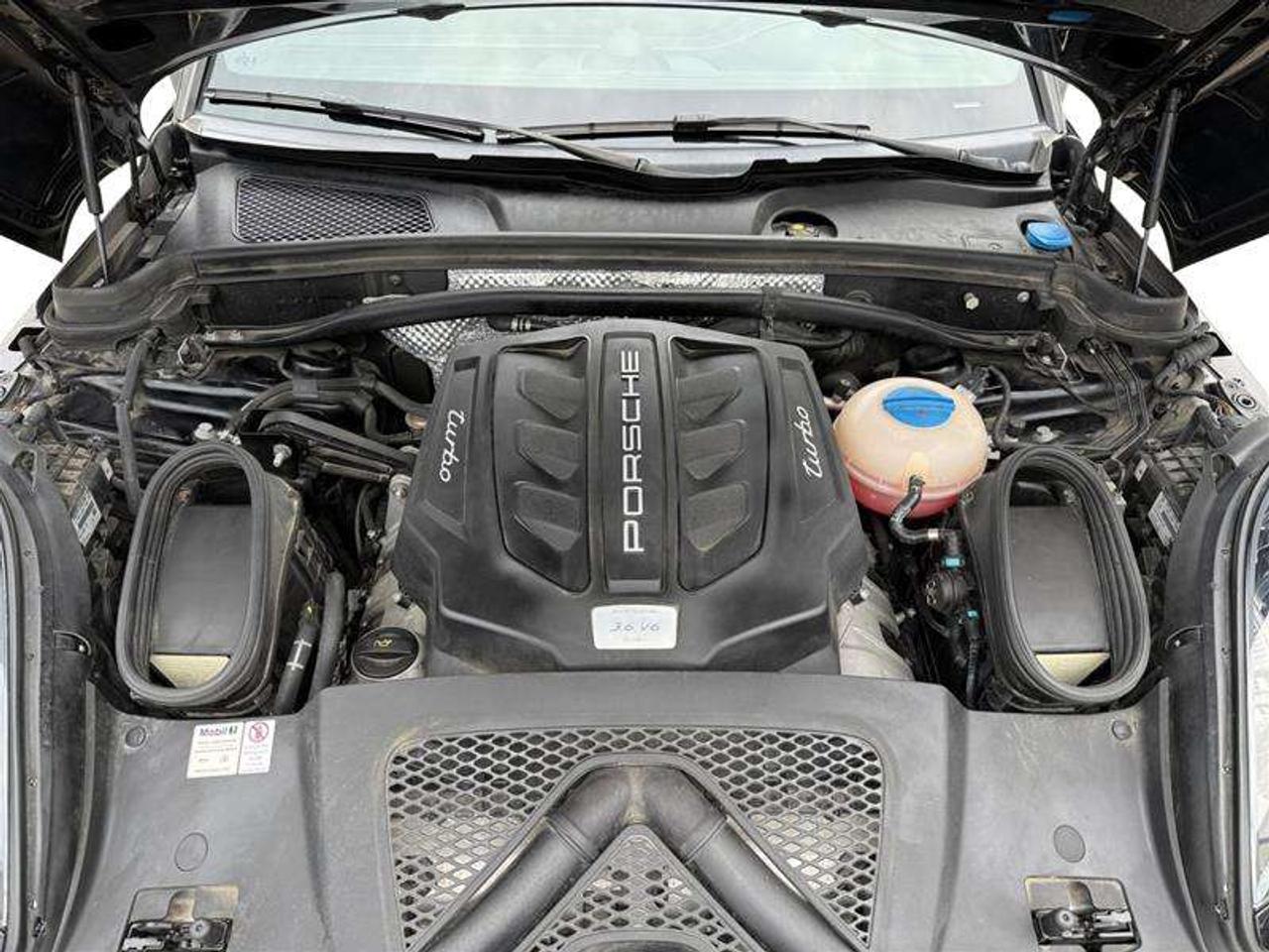 2018 Porsche Macan Turbo Photo