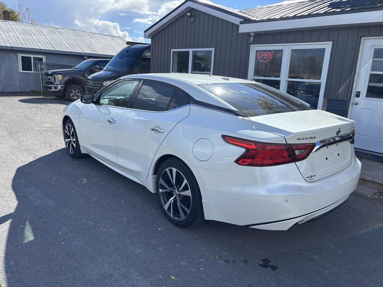 2017 Nissan Maxima  Photo2