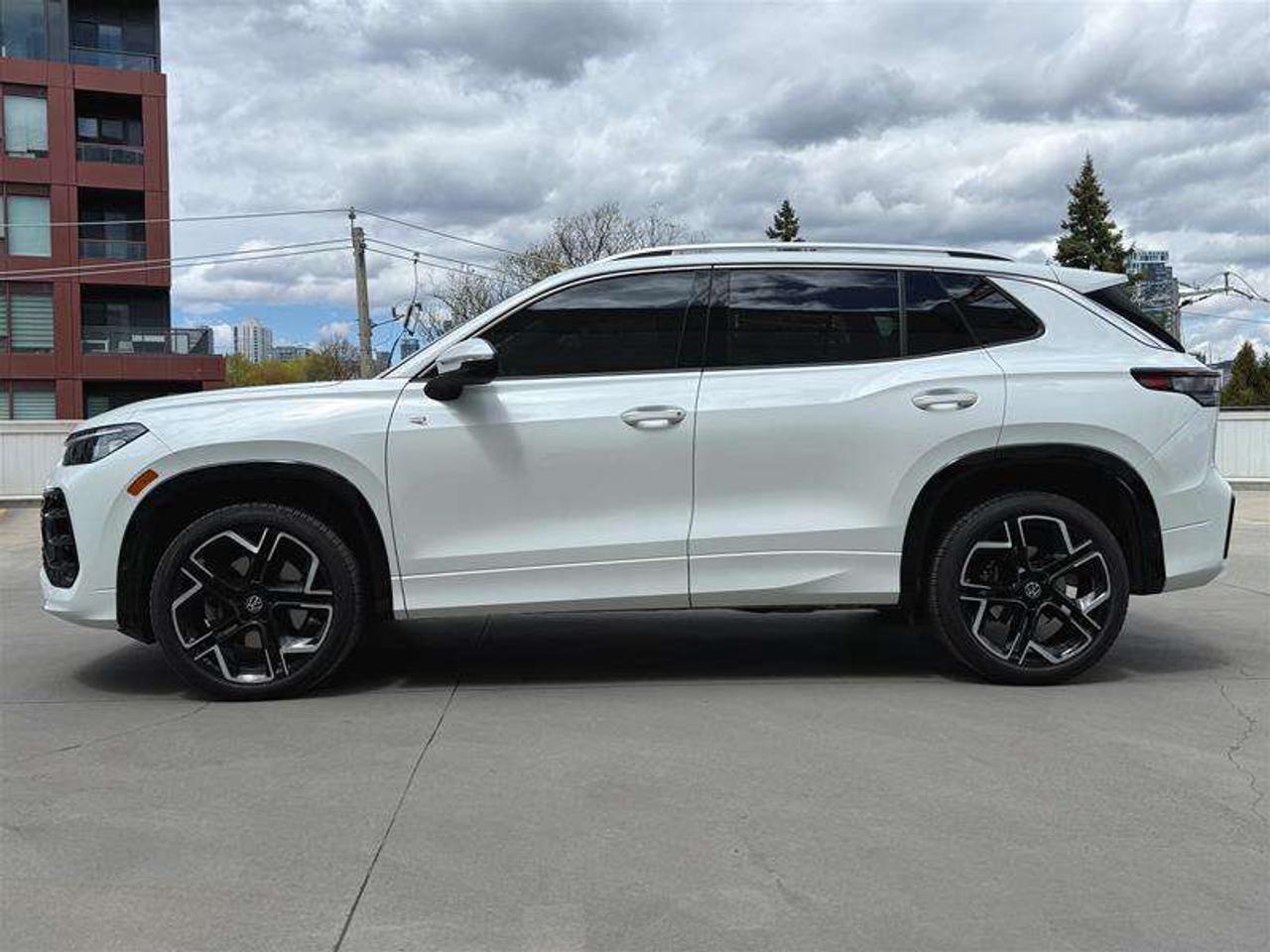 2026 Volkswagen Tiguan Highline Turbo R-Line 4MOTION Photo3