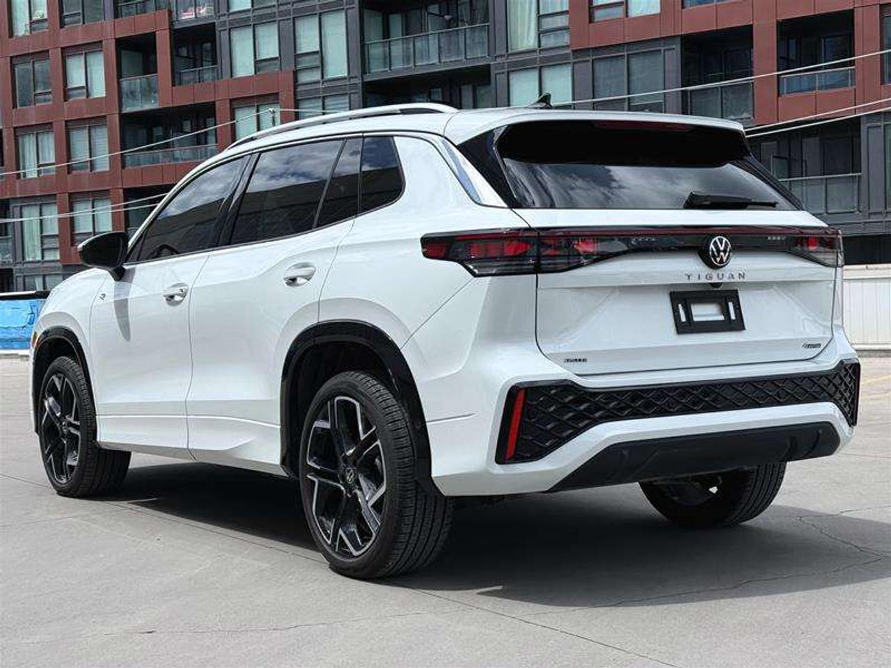 2026 Volkswagen Tiguan Highline Turbo R-Line 4MOTION Photo4