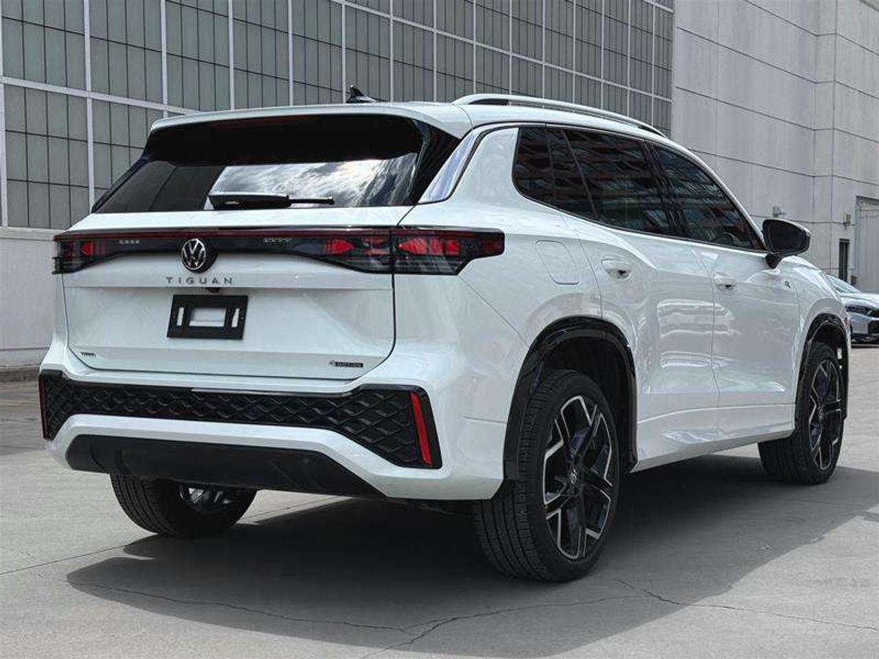 2026 Volkswagen Tiguan Highline Turbo R-Line 4MOTION Photo
