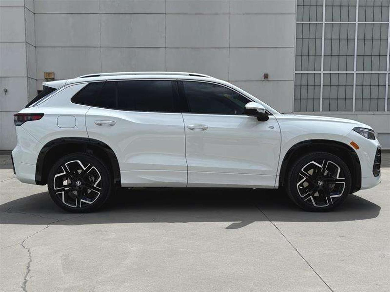 2026 Volkswagen Tiguan Highline Turbo R-Line 4MOTION Photo
