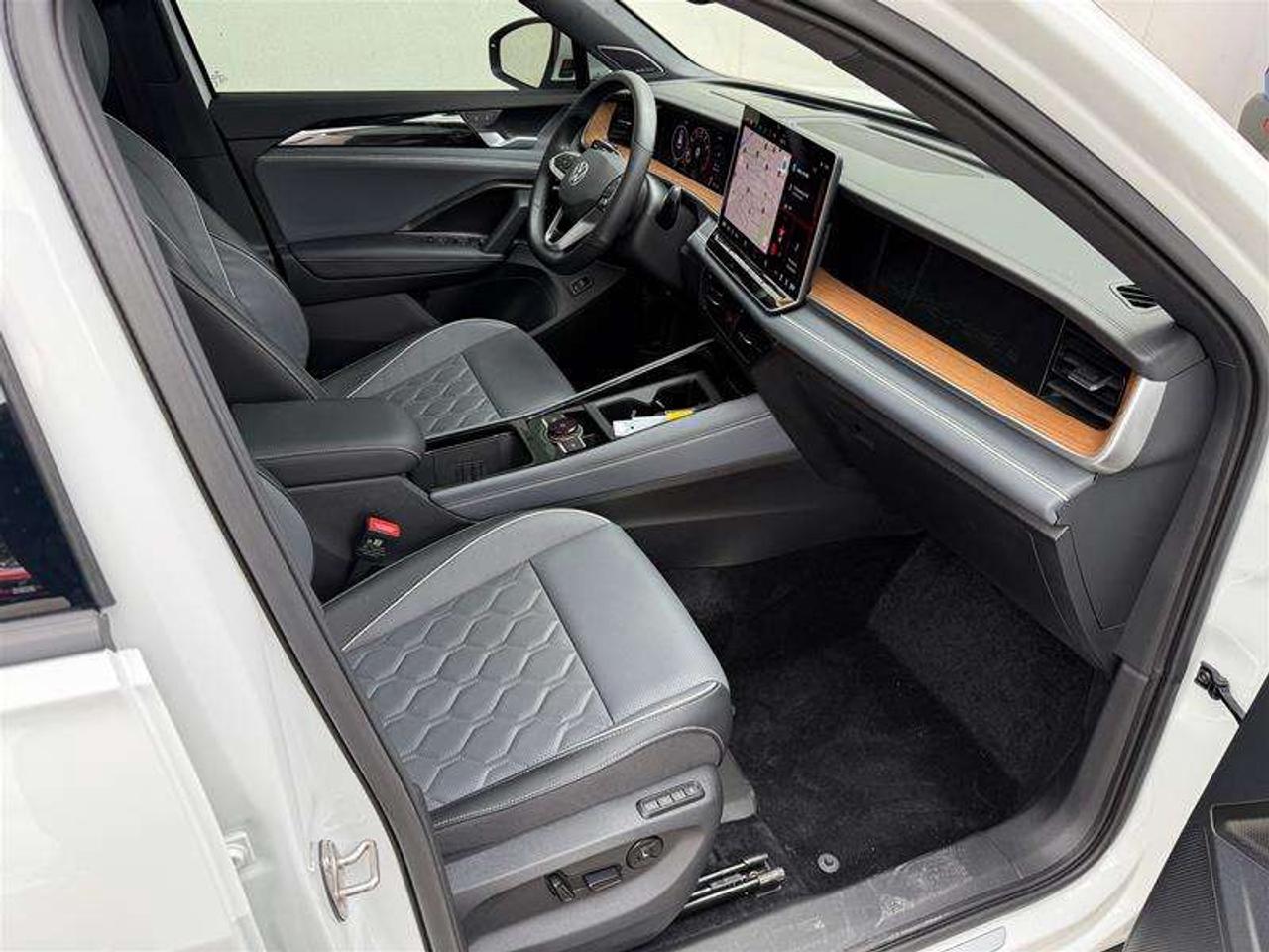 2026 Volkswagen Tiguan Highline Turbo R-Line 4MOTION Photo
