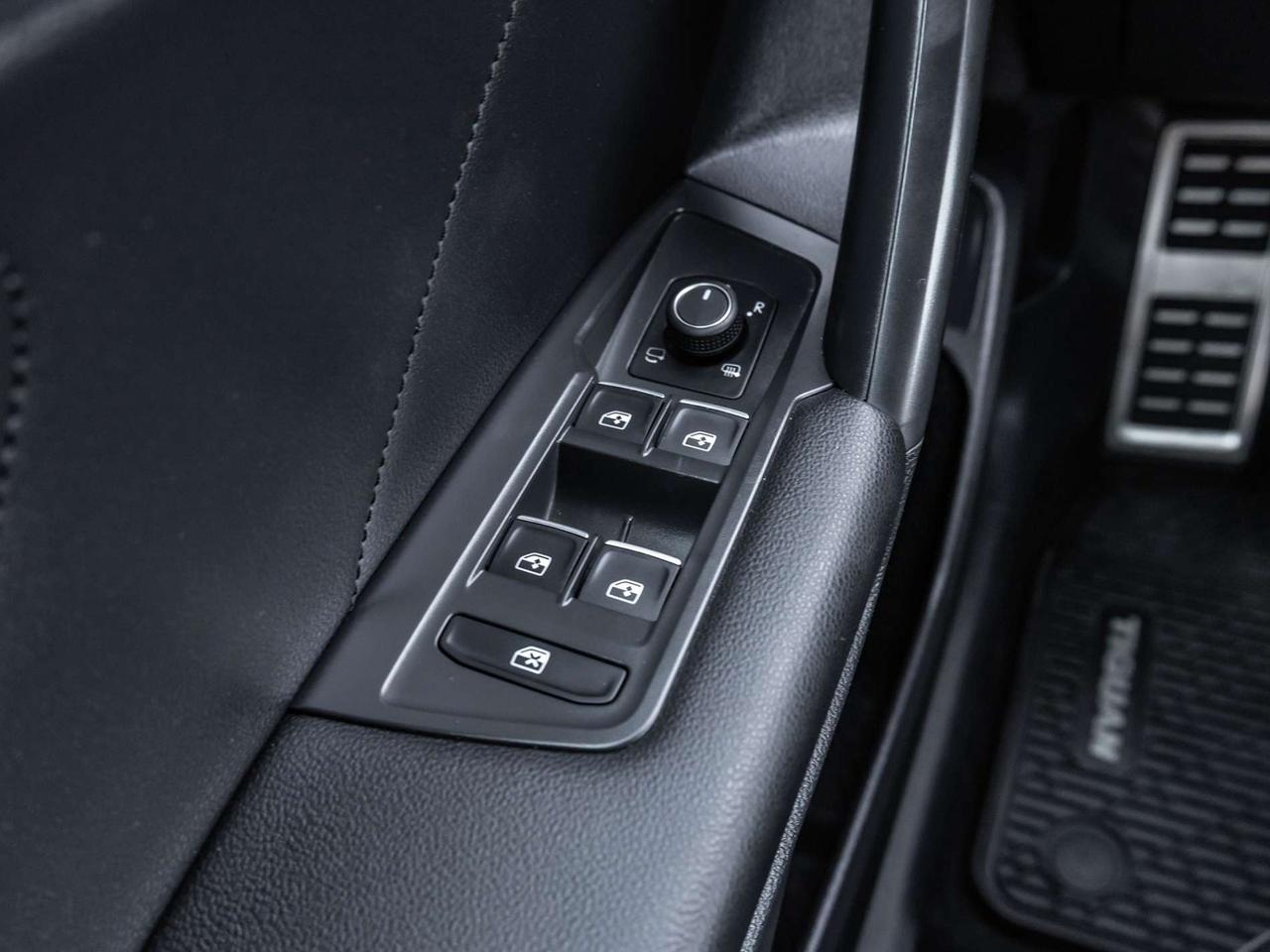 2021 Volkswagen Tiguan Highline 4MOTION   Panoramic Roof   Carplay   Leather   Clean Carfax Photo