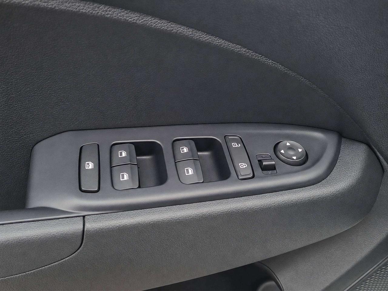 2025 Hyundai Venue PREFERRED, HTD. SEATS, A/C, APPLE/ANDROID, 42K! Photo