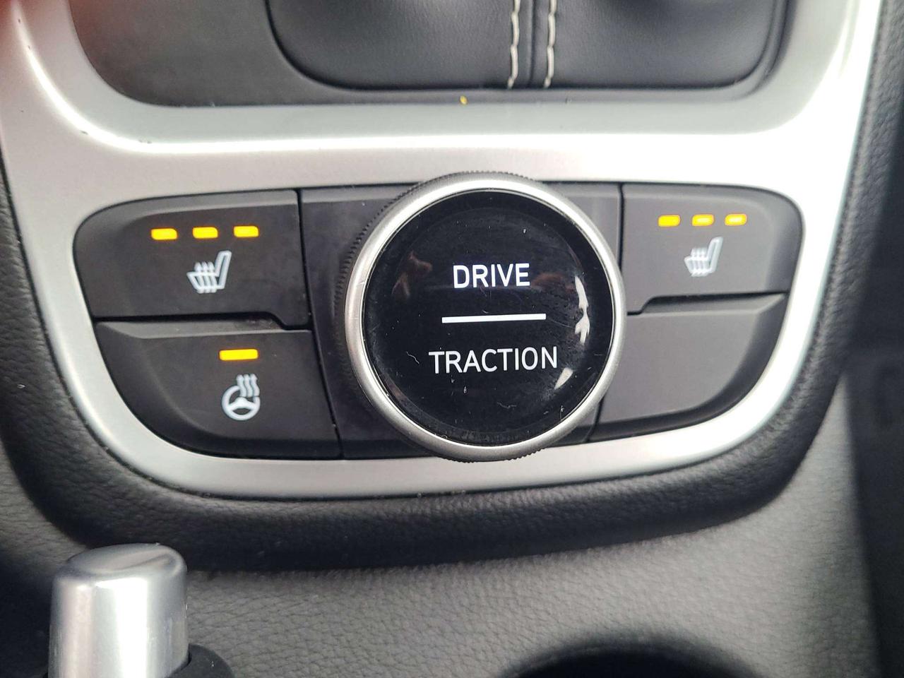 2025 Hyundai Venue PREFERRED, HTD. SEATS, A/C, APPLE/ANDROID, 41K! Photo