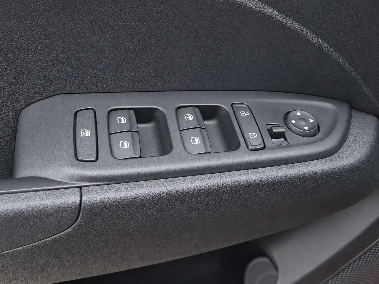 2025 Hyundai Venue PREFERRED, HTD. SEATS, A/C, APPLE/ANDROID, 41K! Photo