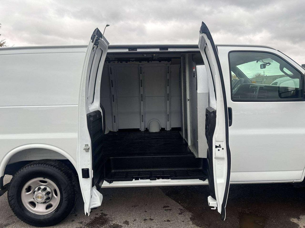 2025 Chevrolet Express 2500 135" 2500 RWD Photo