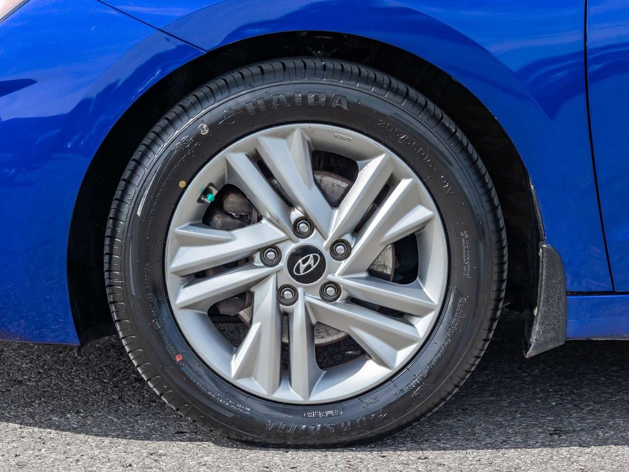 2020 Hyundai Elantra Preferred IVT   Heated Seats   Heated Steering Wheel   Blind Spot   Apple CarPlay Photo3