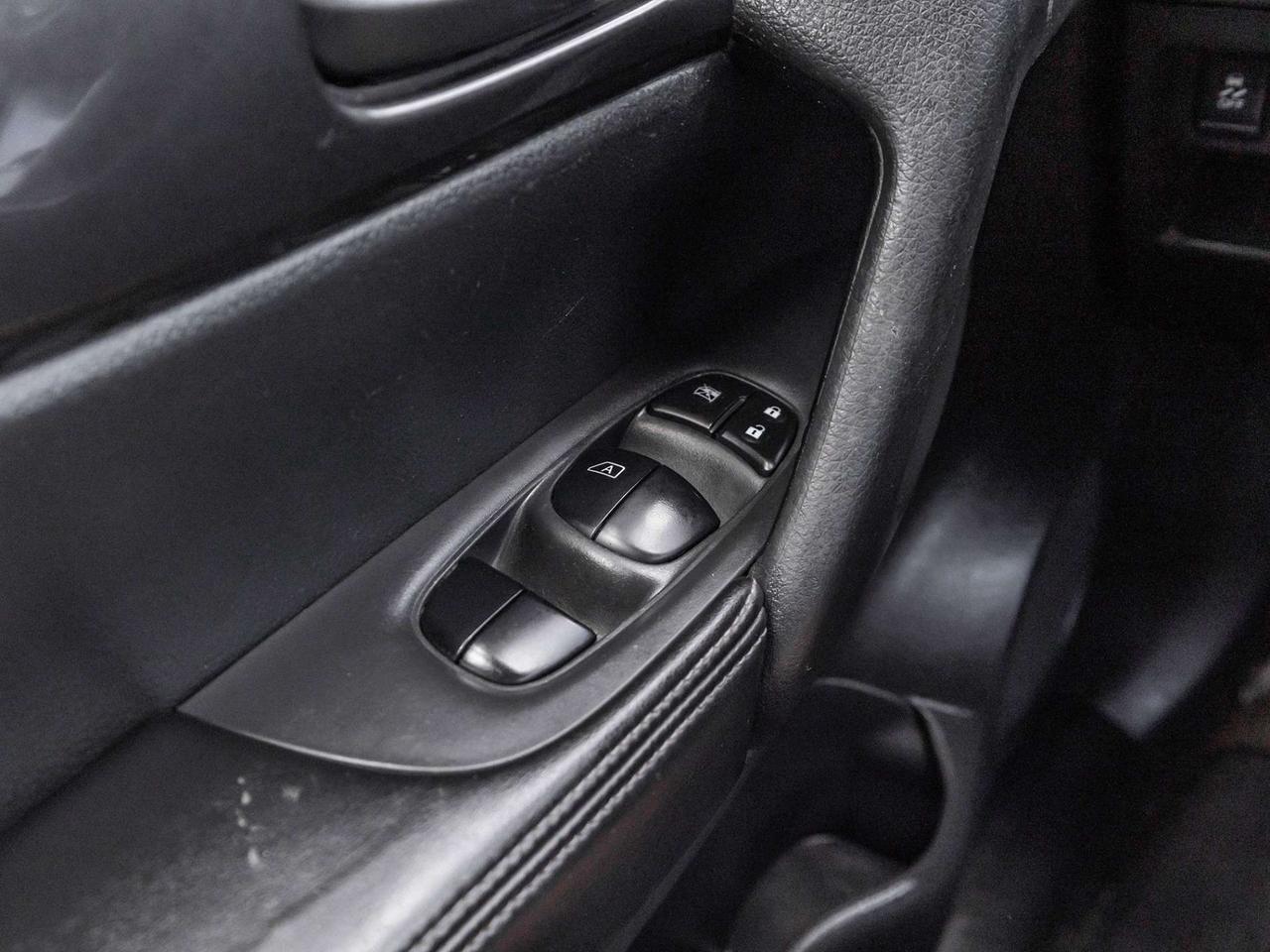 2019 Nissan Rogue FWD S   Carplay   Heated Seats   Backup Camera   Clean Carfax Photo