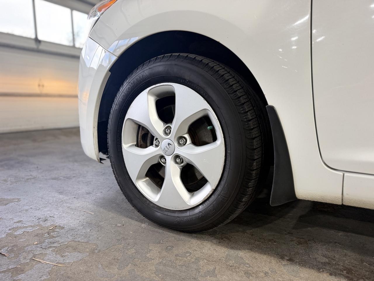 2016 Kia Rondo LX Photo