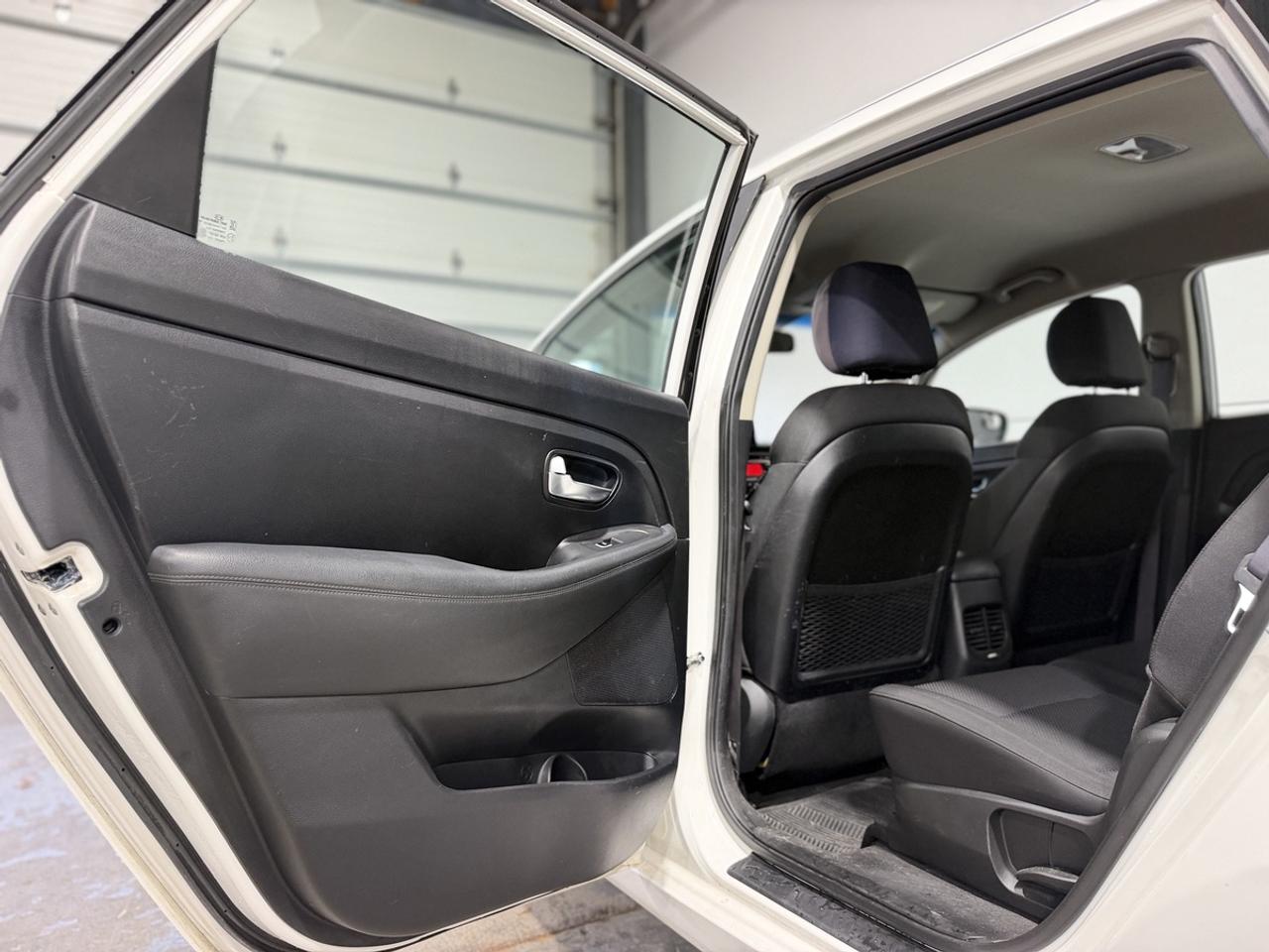 2016 Kia Rondo LX Photo