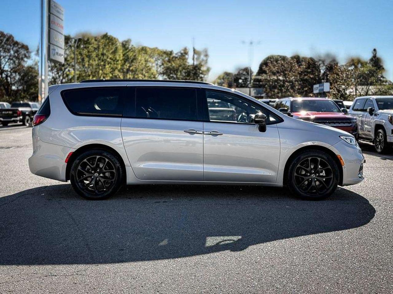 2026 Chrysler Pacifica Limited   S APPEARANCE   SUNROOF   HEATED/VENTILATED LEATHER   360° CAMERA   NAVIGATION Photo3