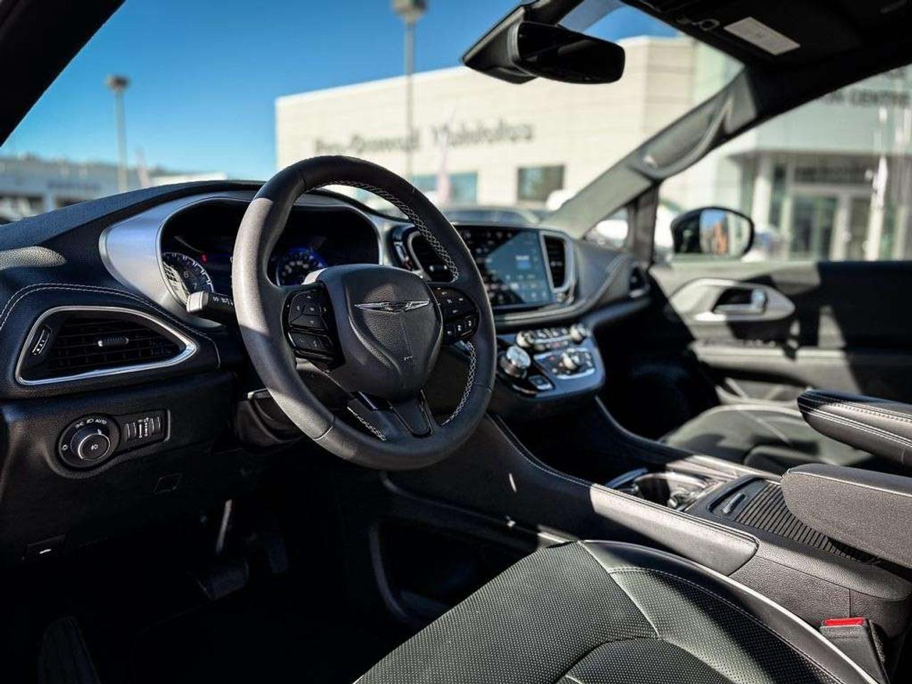 2026 Chrysler Pacifica Limited   S APPEARANCE   SUNROOF   HEATED/VENTILATED LEATHER   360° CAMERA   NAVIGATION Photo