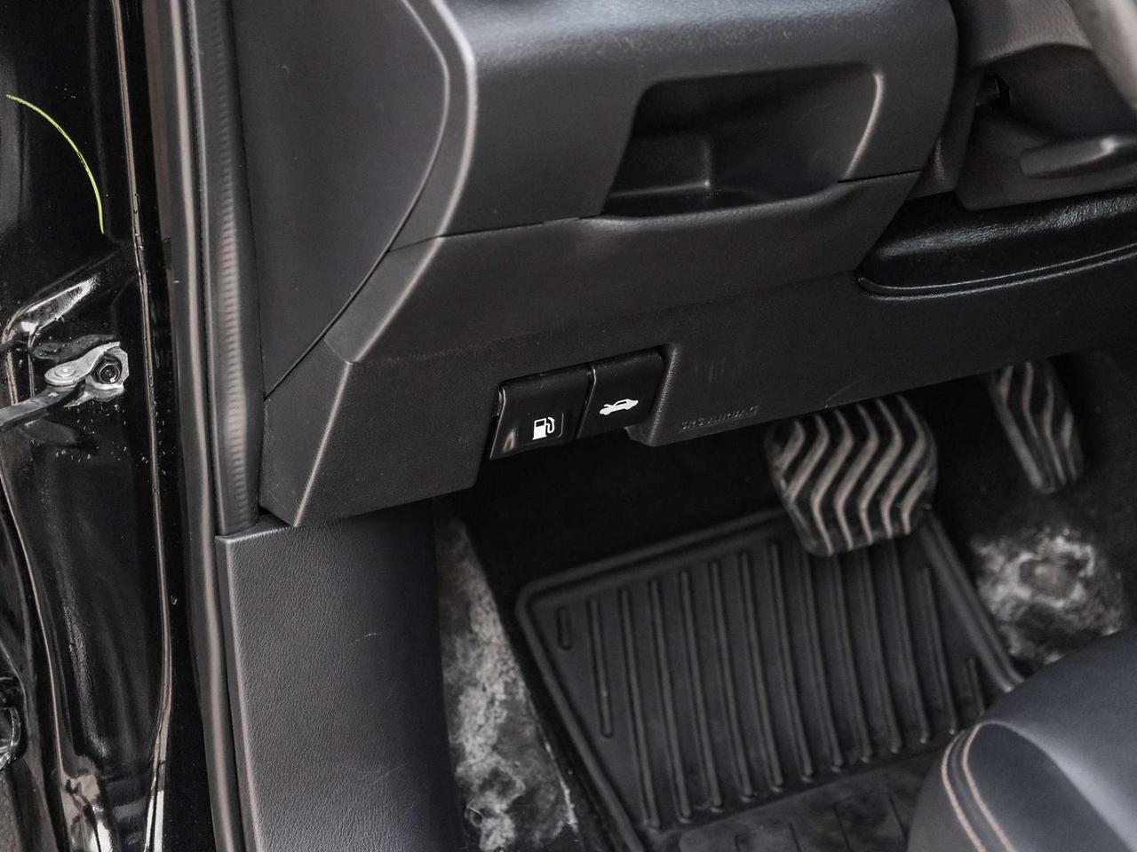 2020 Nissan Kicks SR   CarPlay   Backup Camera   Blind Spot Photo